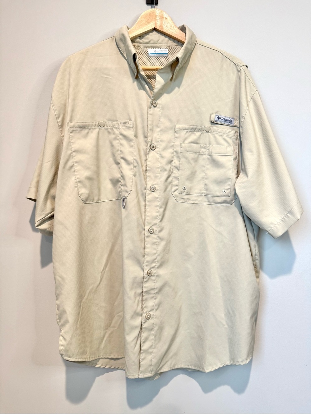 Men’s Columbia Short Sleeve Fishing Outdoor Shirt in Light Khaki